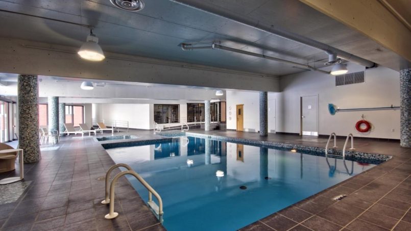 Montreal Midtown Condo Rental: Metro, Pool, Gym